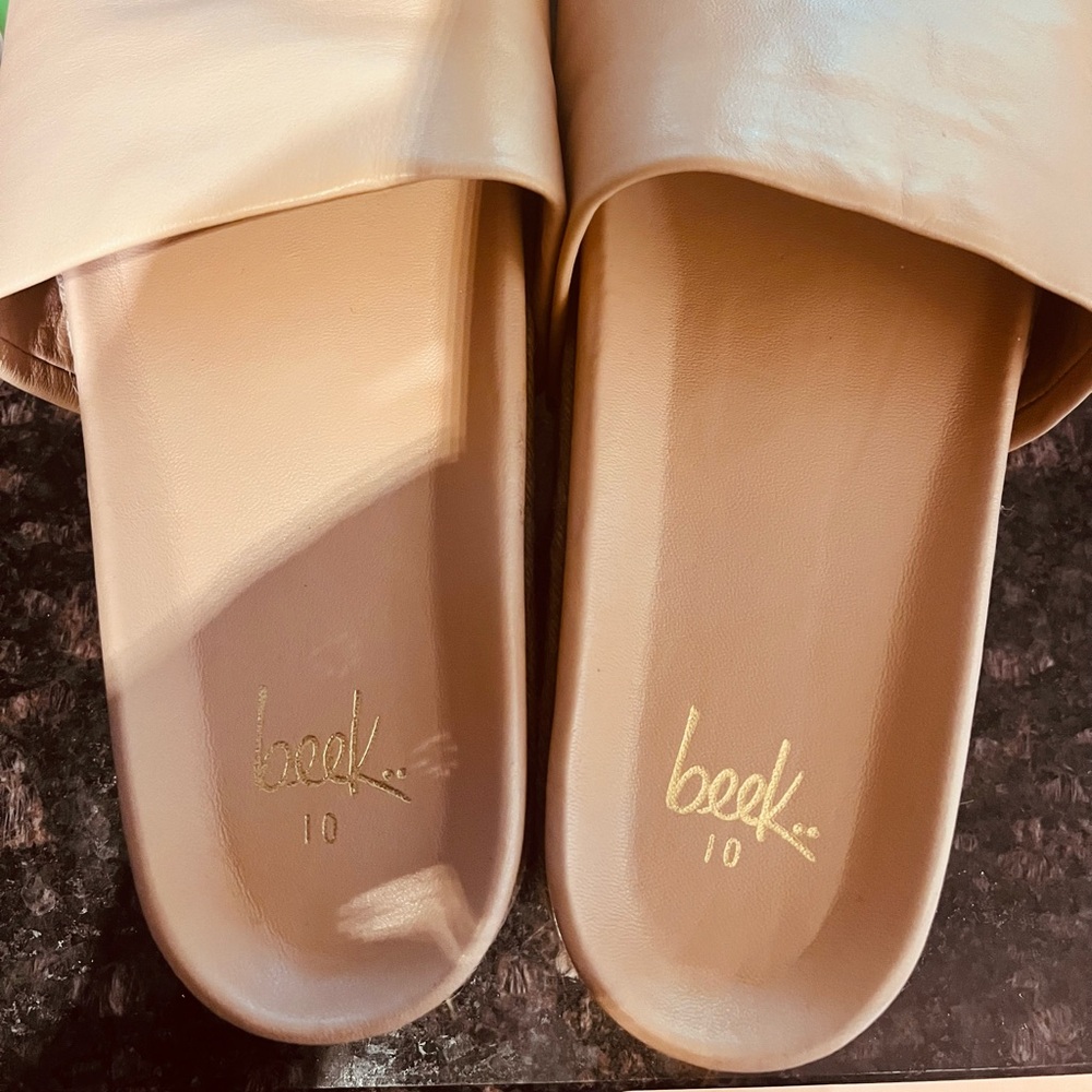 BEEK Gallito Leather Slide Sandal
HONEY- NWOT Size 10
